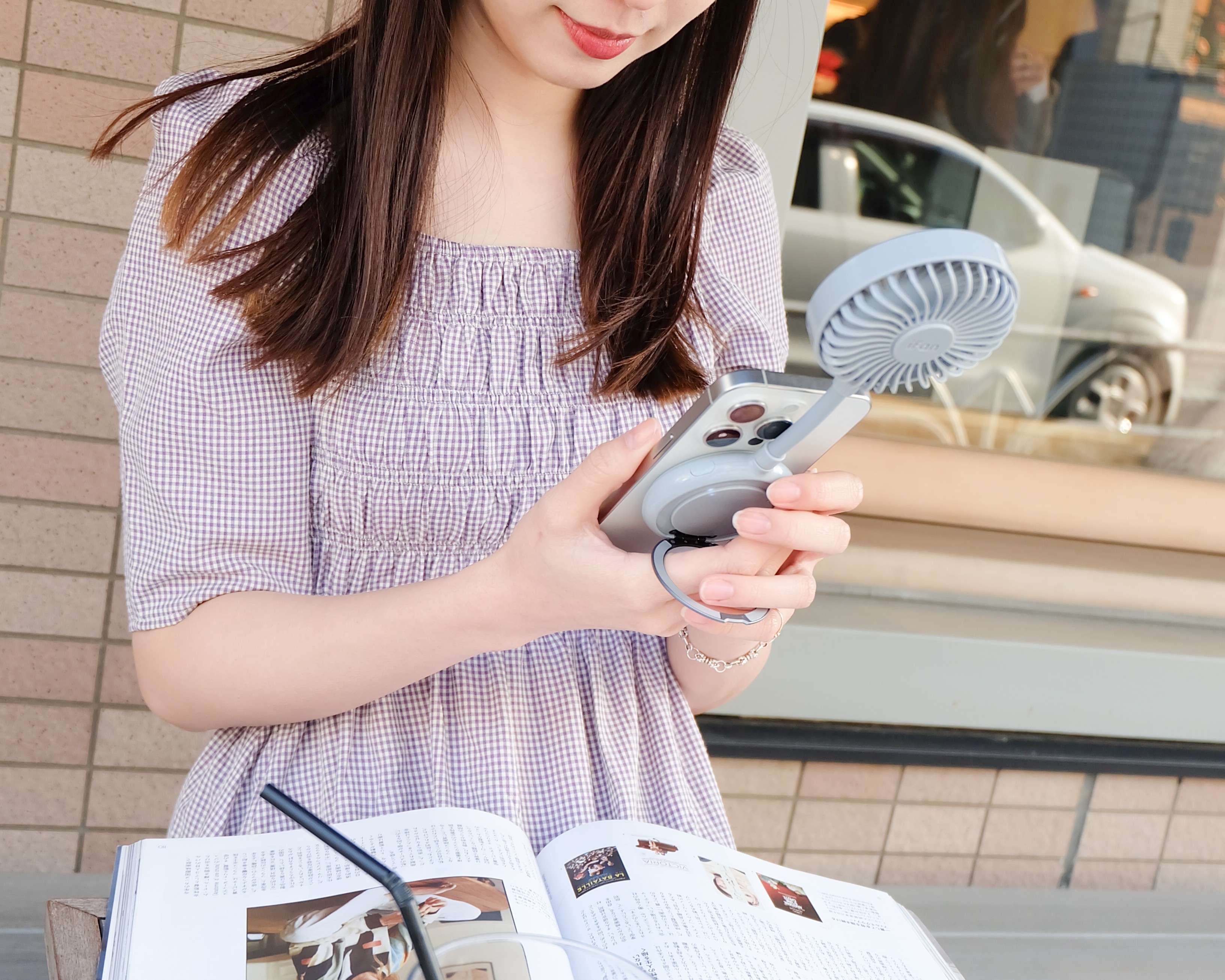 マグネットでスマホに簡単取り付け
