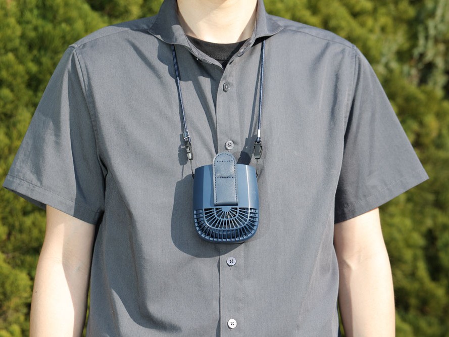 ネックストラップは長さ調整可能